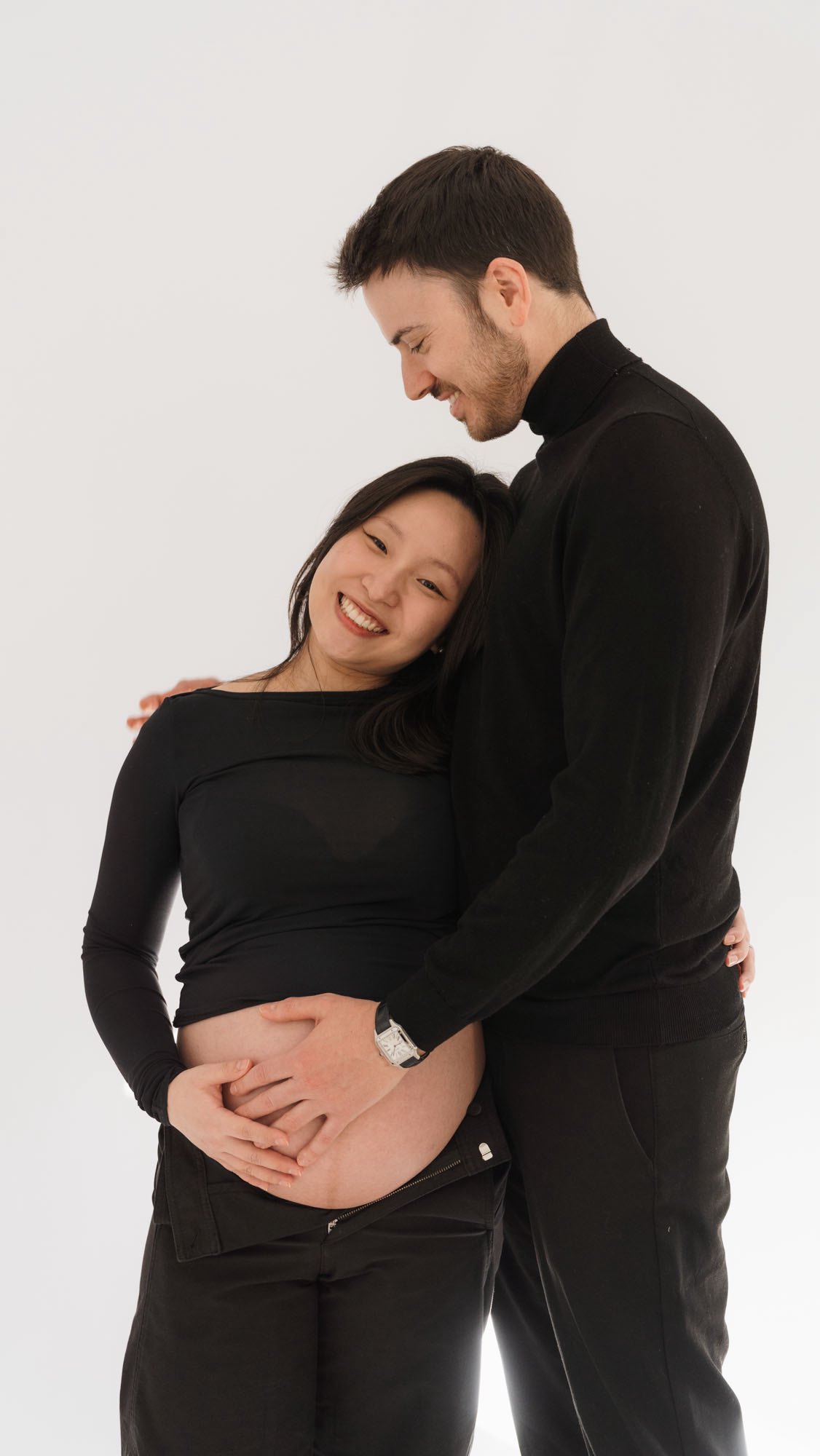 Piel uniforme sin marcas del bañador en una sesión de fotos de embarazo en pareja