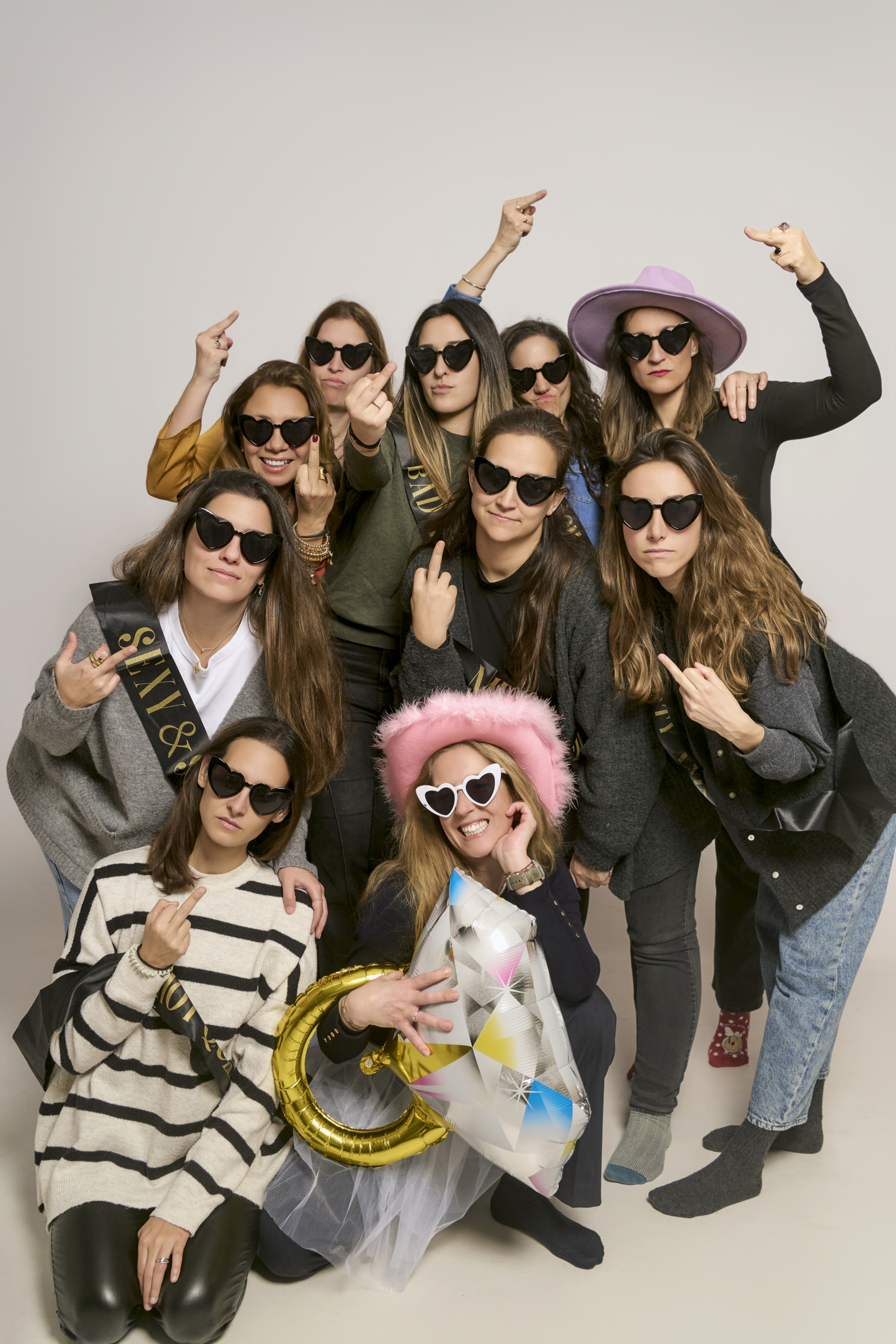 Grupo de amigas con bandas y globos celebrando una despedida de soltera en Barcelona