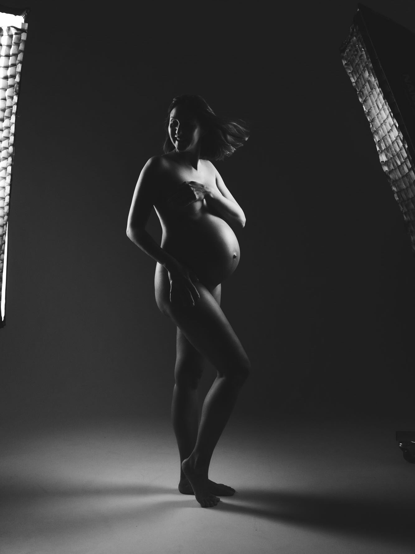 Sesión de fotos de embarazo en blanco y negro con luz de estudio profesional en Barcelona