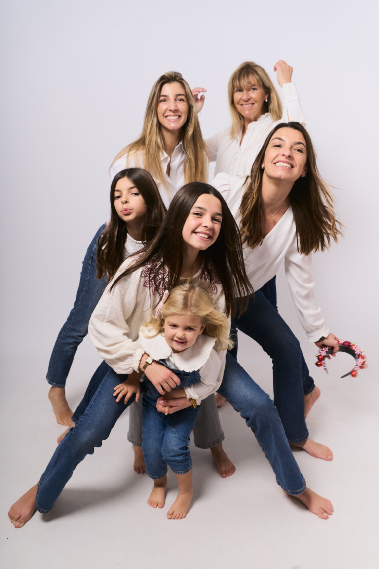 Familia disfrutando sesión YOULO San Cugat — regalo día de la madre