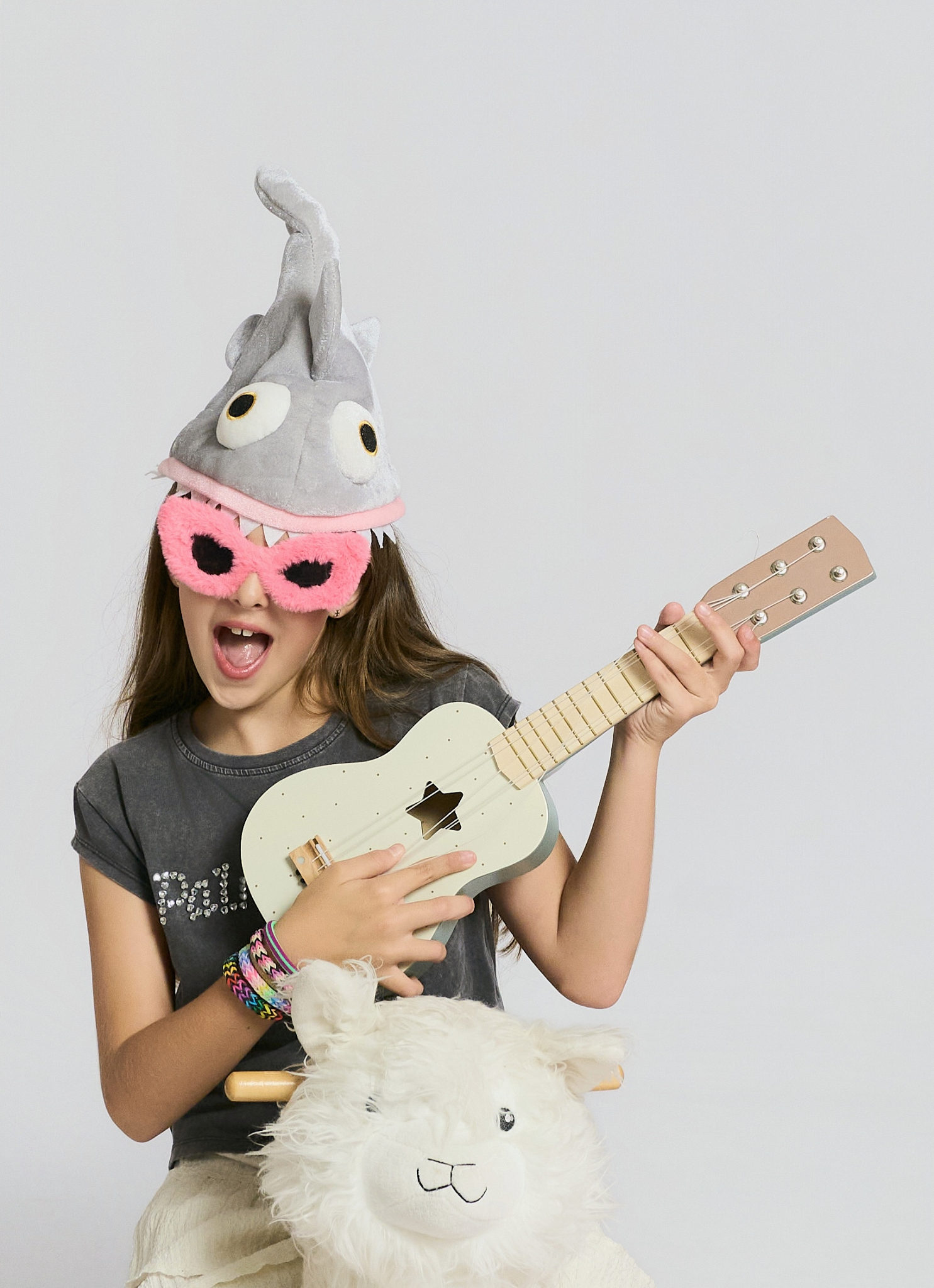 Girl with a fun costume and ukulele at YOULO Plaza Catalunya self-photo studio, white background, birthday party