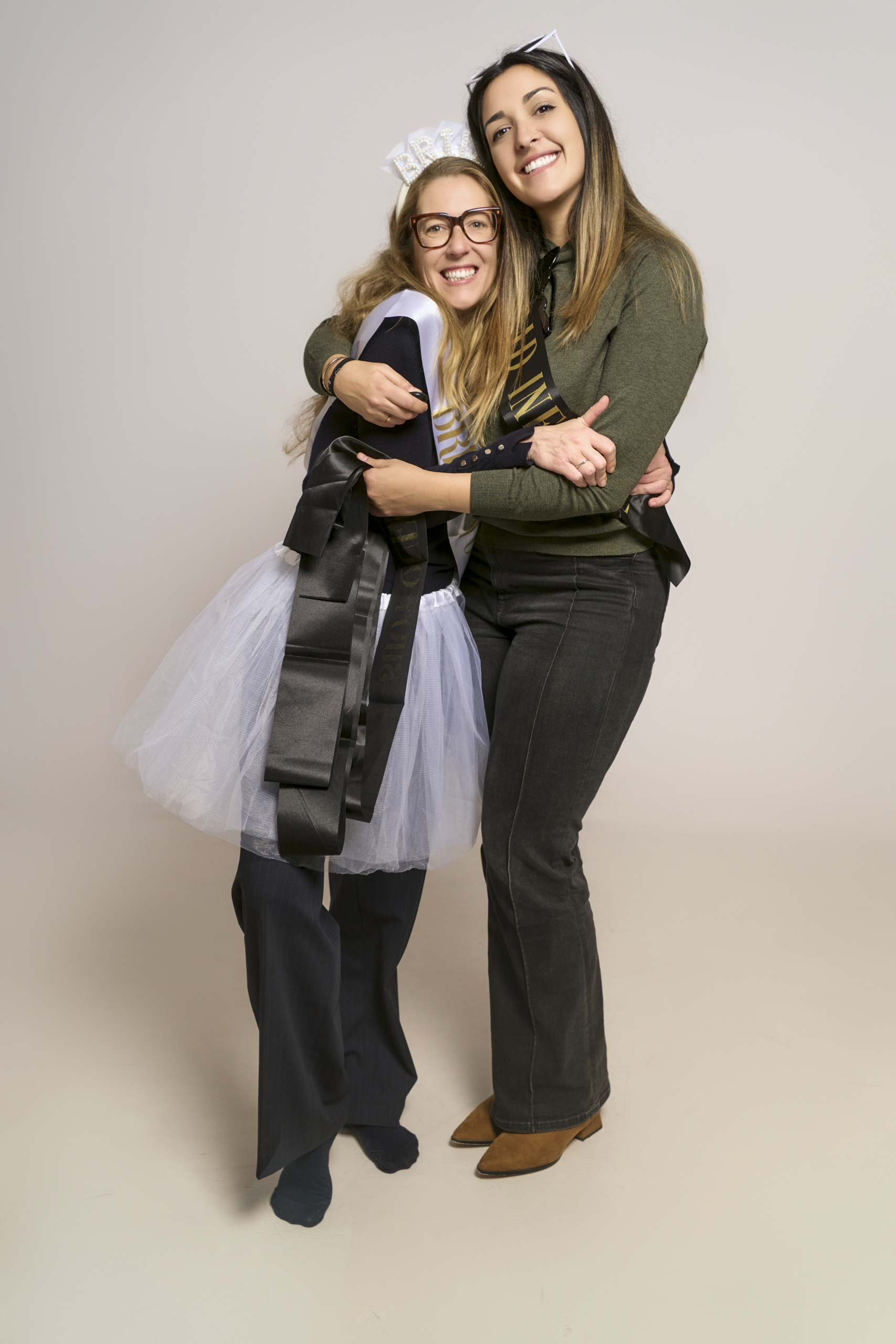 Novia y amiga con outfit coordinado en sesión de fotos de despedida de soltera en Barcelona — tutú blanco, sashes y paleta neutra negra
