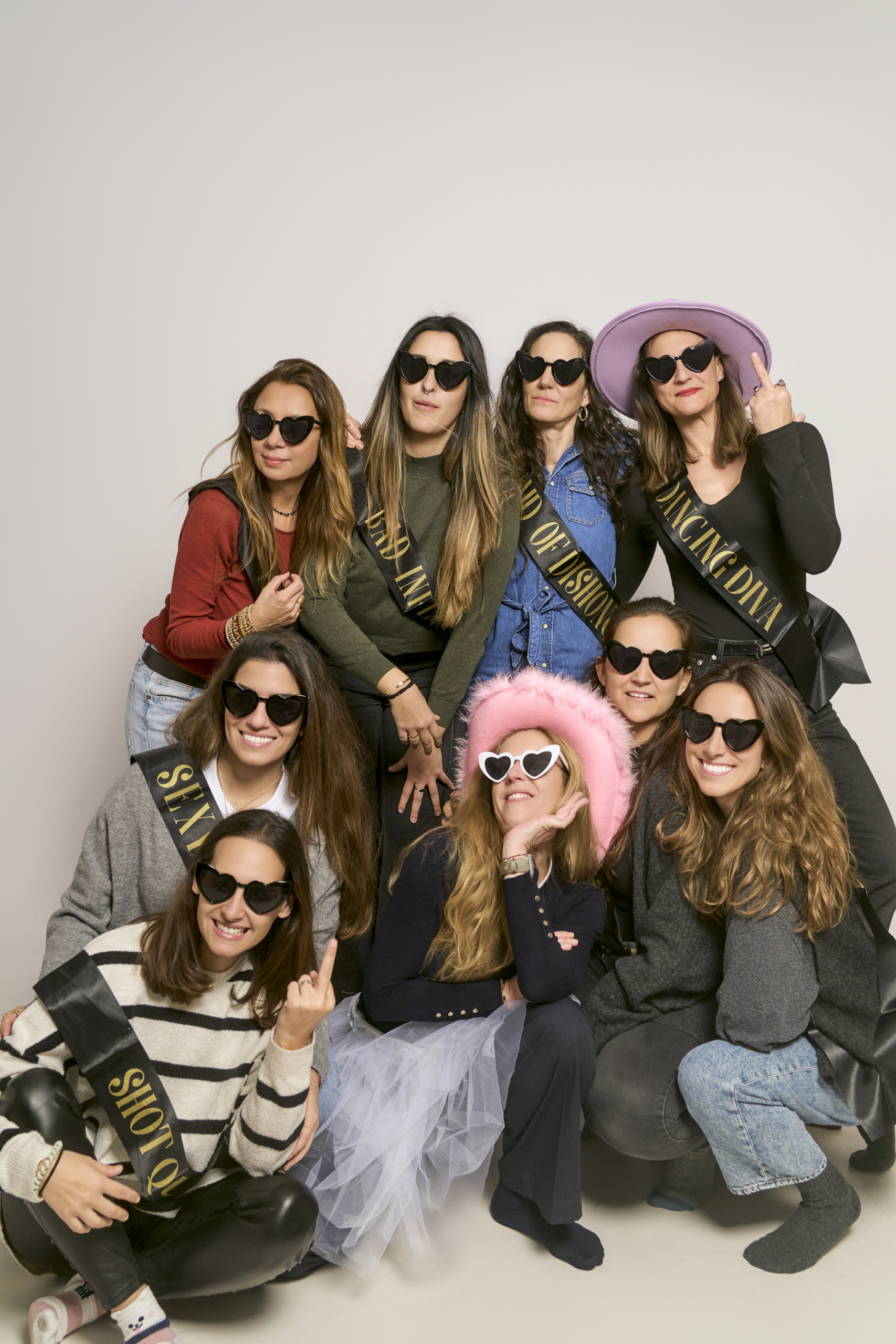 Grupo de amigas celebrando una despedida de soltera con bandas personalizadas en estudio de Barcelona