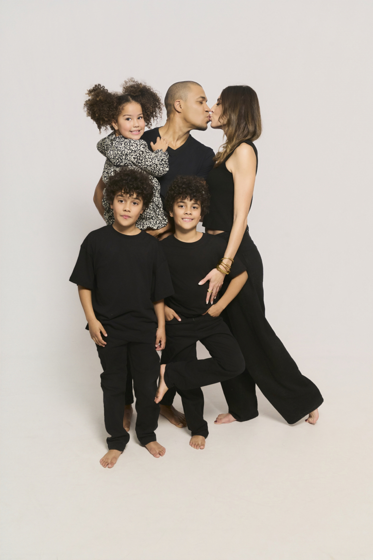 Sara con amigas en YOULO self-photo studio — regalo día de la madre