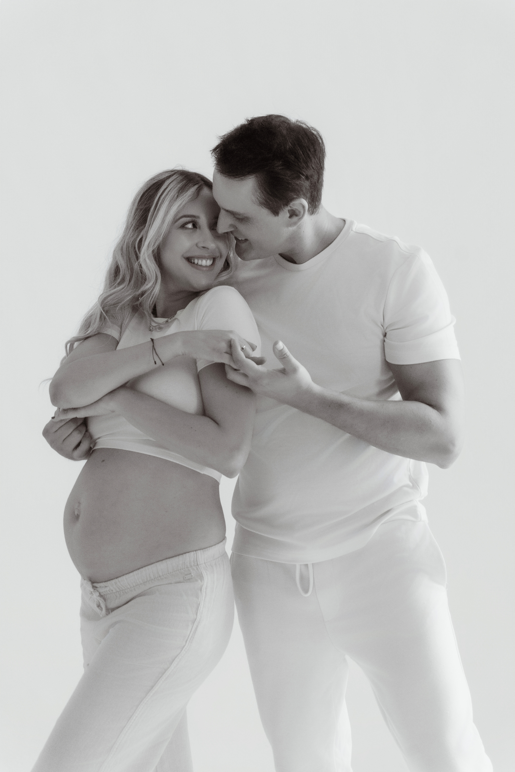Couple pregnancy photo session in a Barcelona studio — closing the babymoon