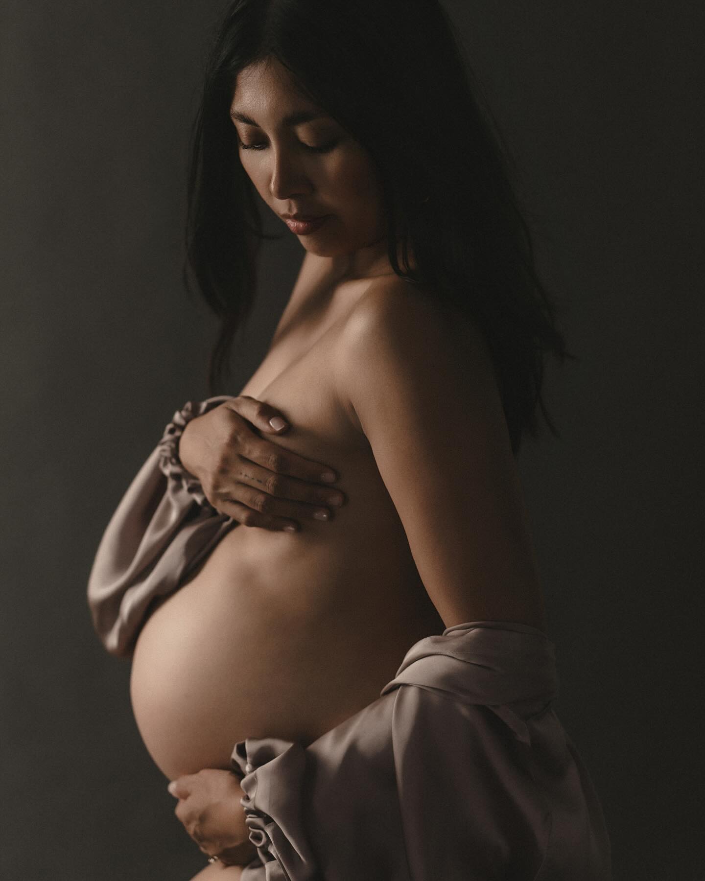 Sesión de fotos de embarazo con Tami en Wonderstory Barcelona — retrato editorial en estudio