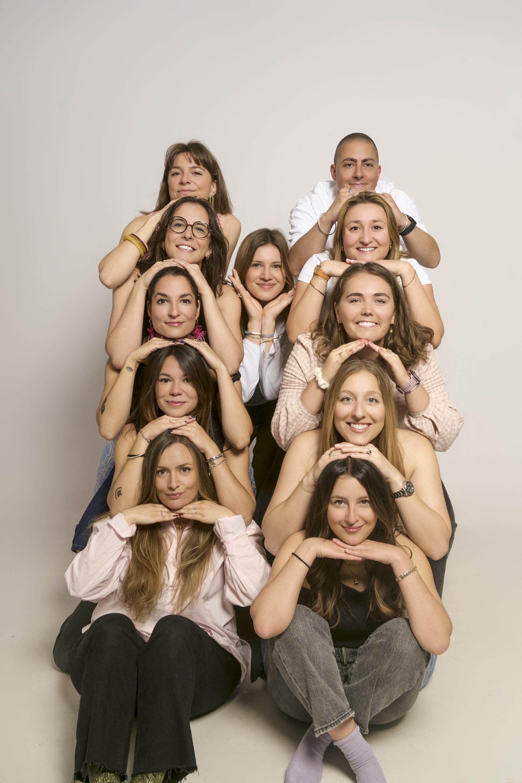 Grupo de cuatro amigas posando con humor en una tarde de sesión de fotos en Barcelona