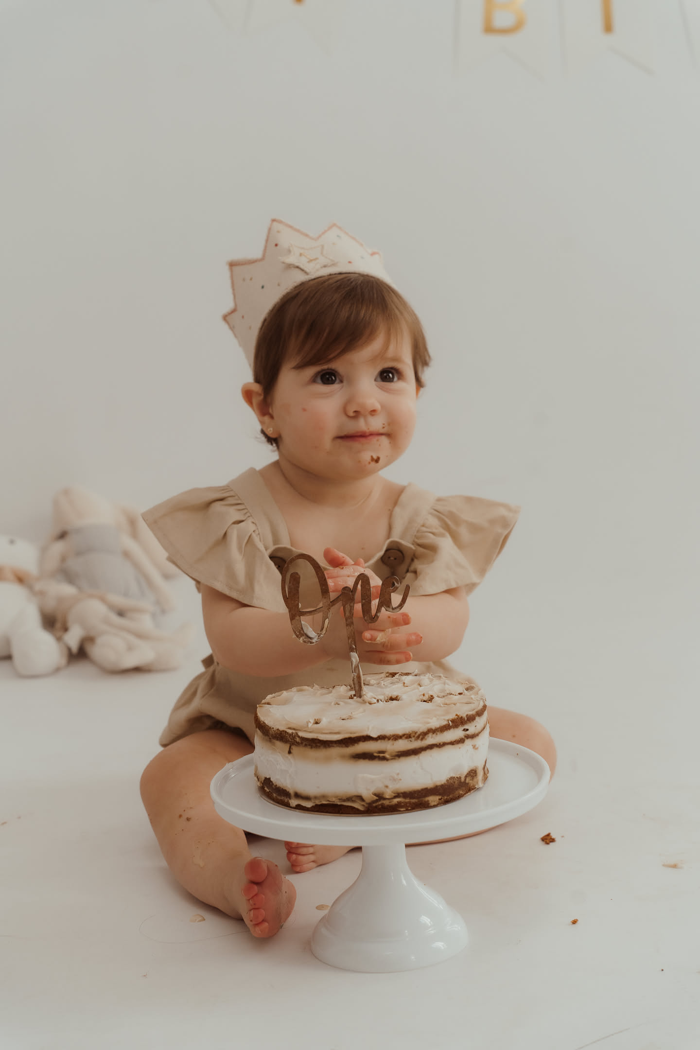Bebé de 12 meses con corona de primer cumpleaños en el estudio Wonderstory de Eixample, Barcelona
