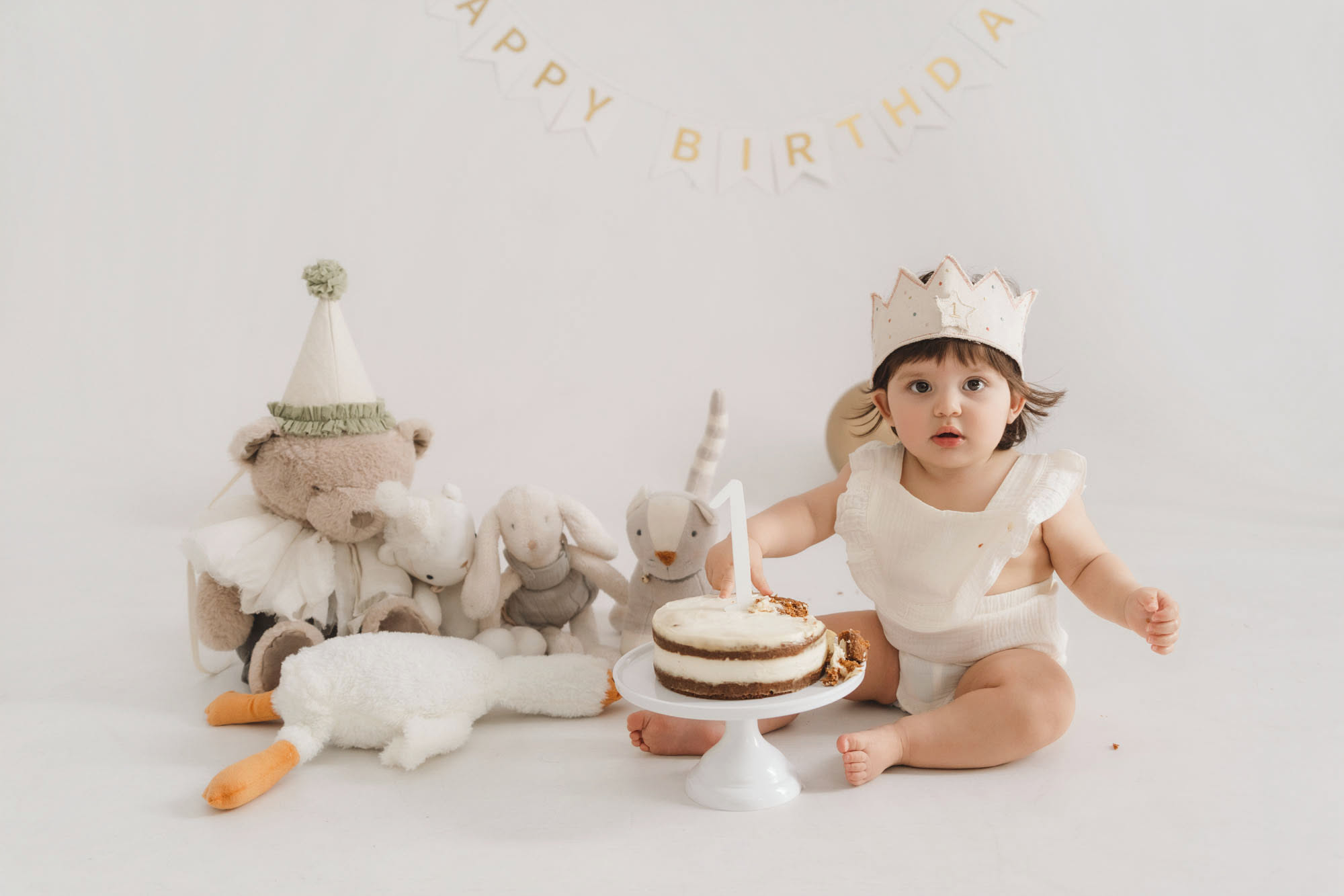 Bebé de 12 meses en su sesión de smash cake del primer cumpleaños en el estudio de Barcelona