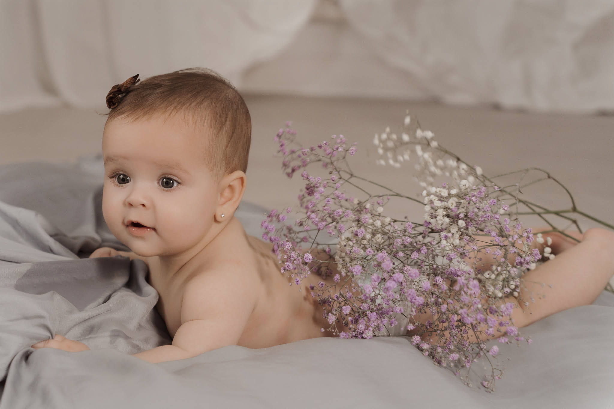 Sesión de fotos de bebé de 3 meses con sonrisa social en el estudio Wonderstory de Barcelona