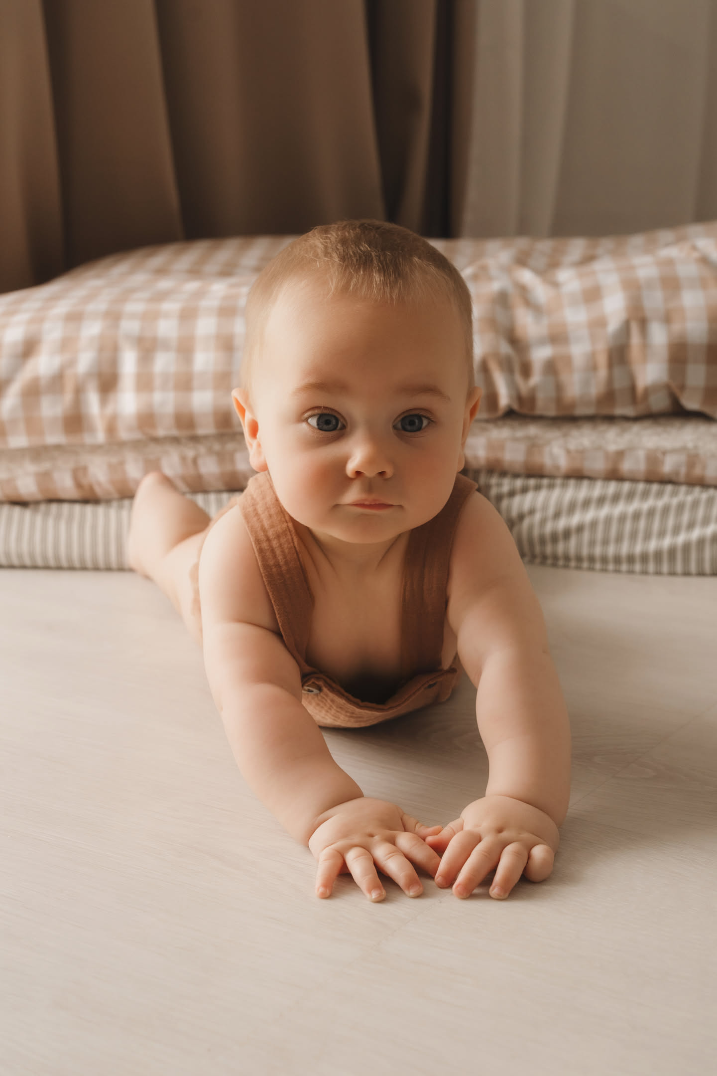 Bebé de 6 meses en tummy time con control firme de cabeza, sesión de fotos en estudio en Barcelona