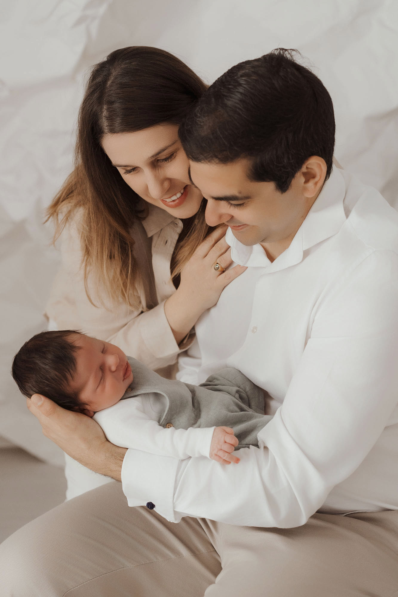 Newborn session with parents in the Eixample studio in Barcelona