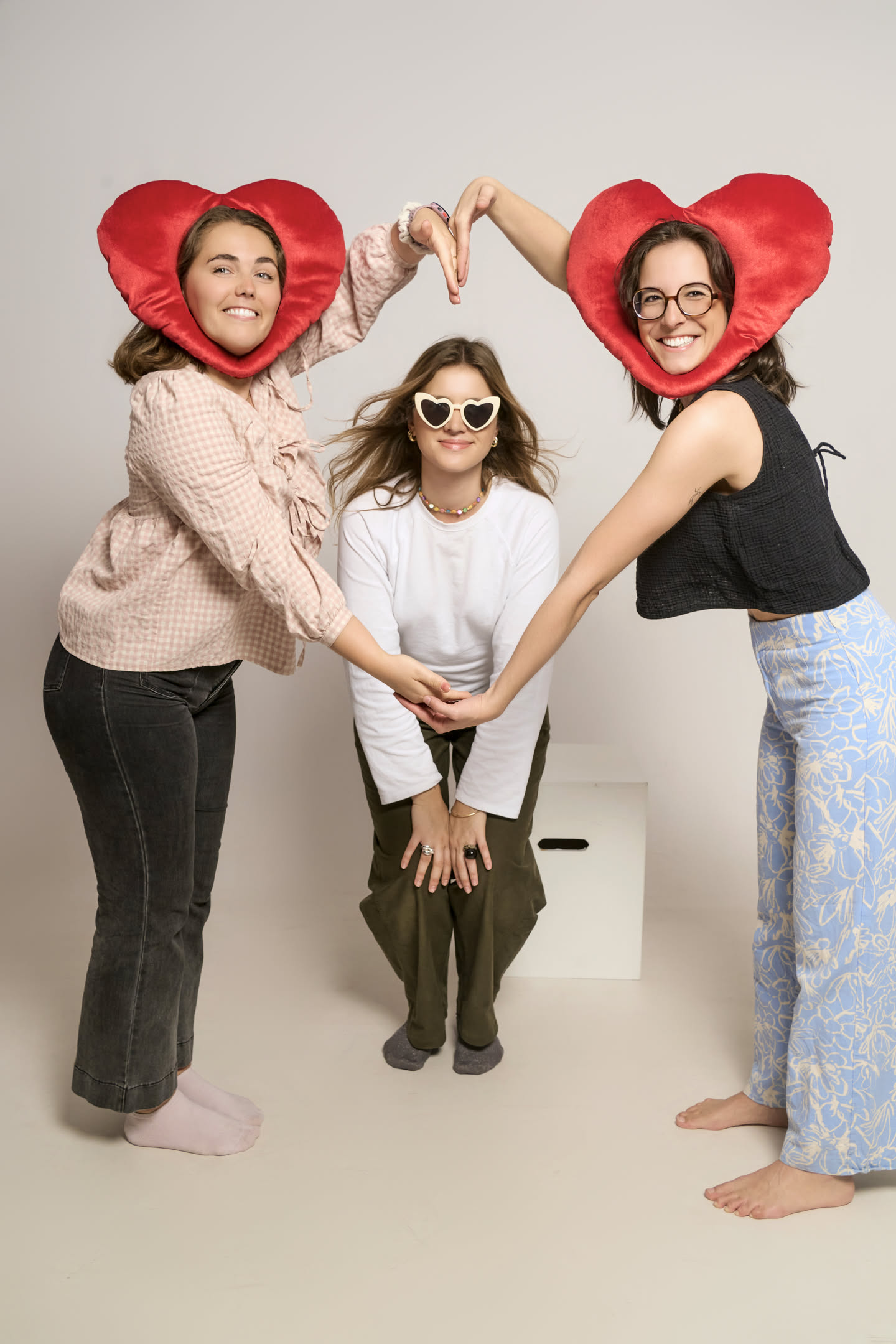 Grupo de amigas con cojines de corazón, un recuerdo original de despedida de soltera en YOULO Barcelona