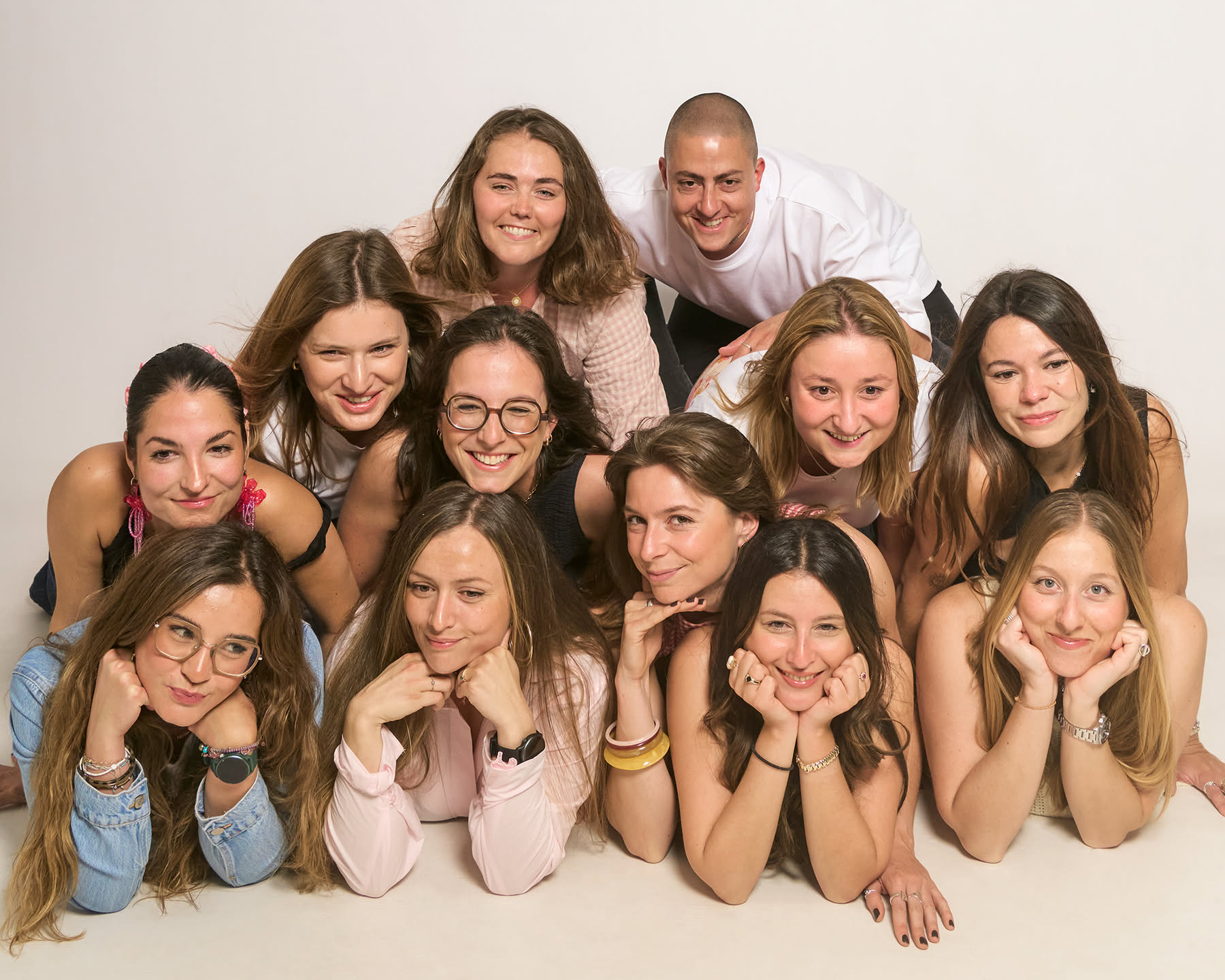 La novia rodeada de sus amigas en una foto de grupo, el recuerdo de la despedida de soltera
