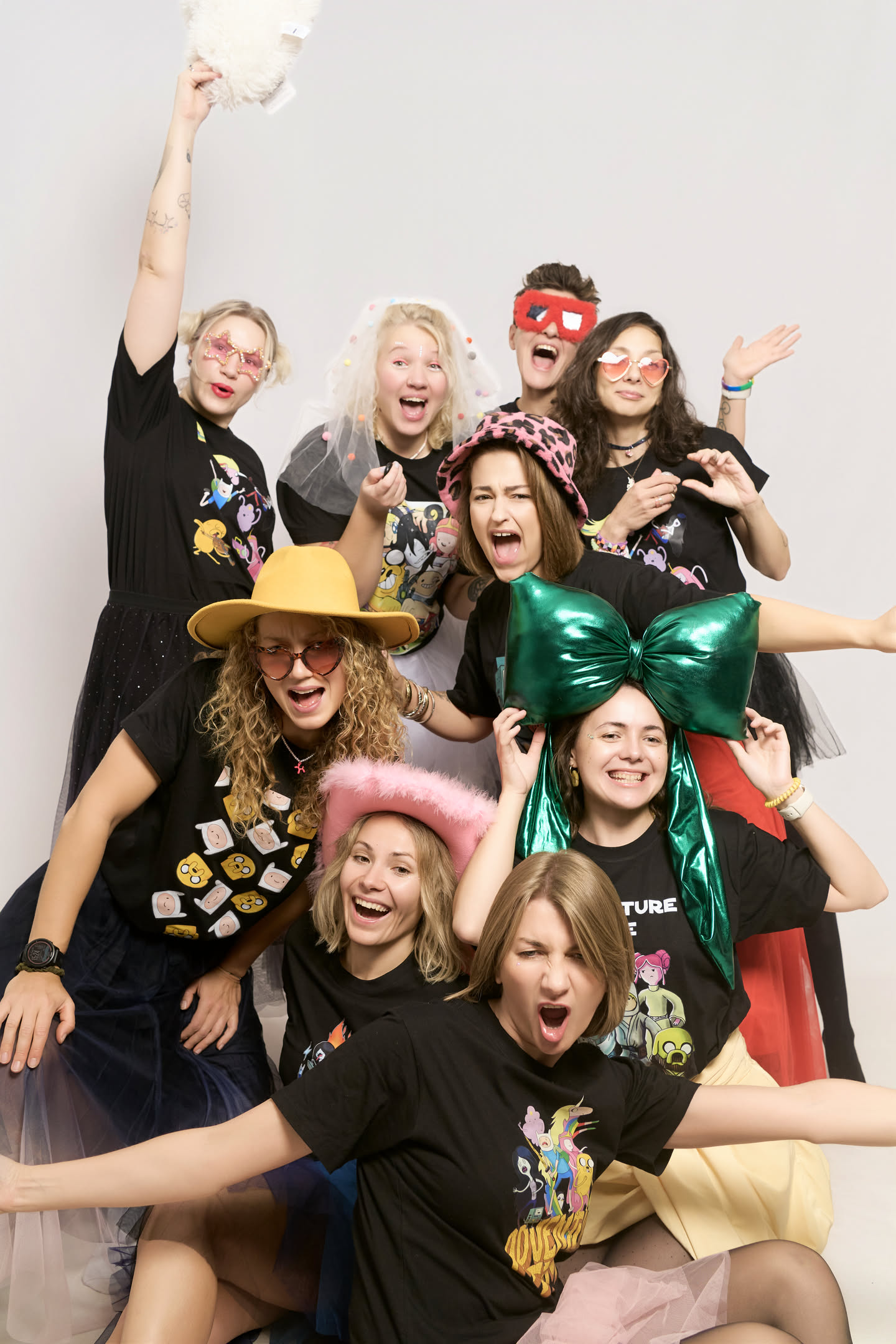 Grupo de amigas con utilería divertida riendo en una despedida de soltera en YOULO