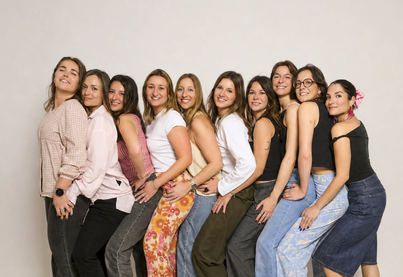 Fila de amigas posando en el estudio de self-photo, recuerdo final de la despedida de soltera en Barcelona