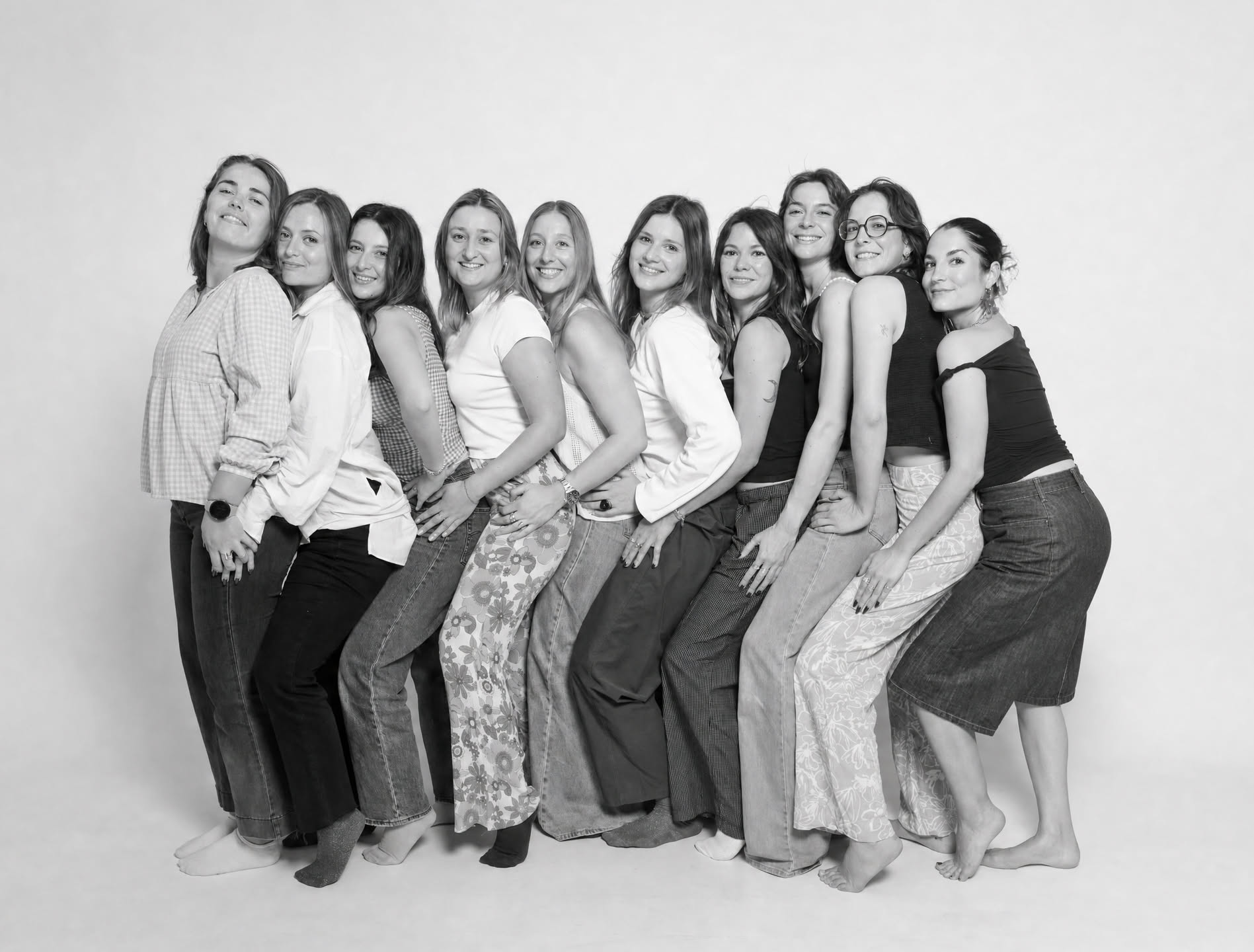 Fila de amigas posando en el estudio, recuerdo original final de la despedida de soltera en Barcelona