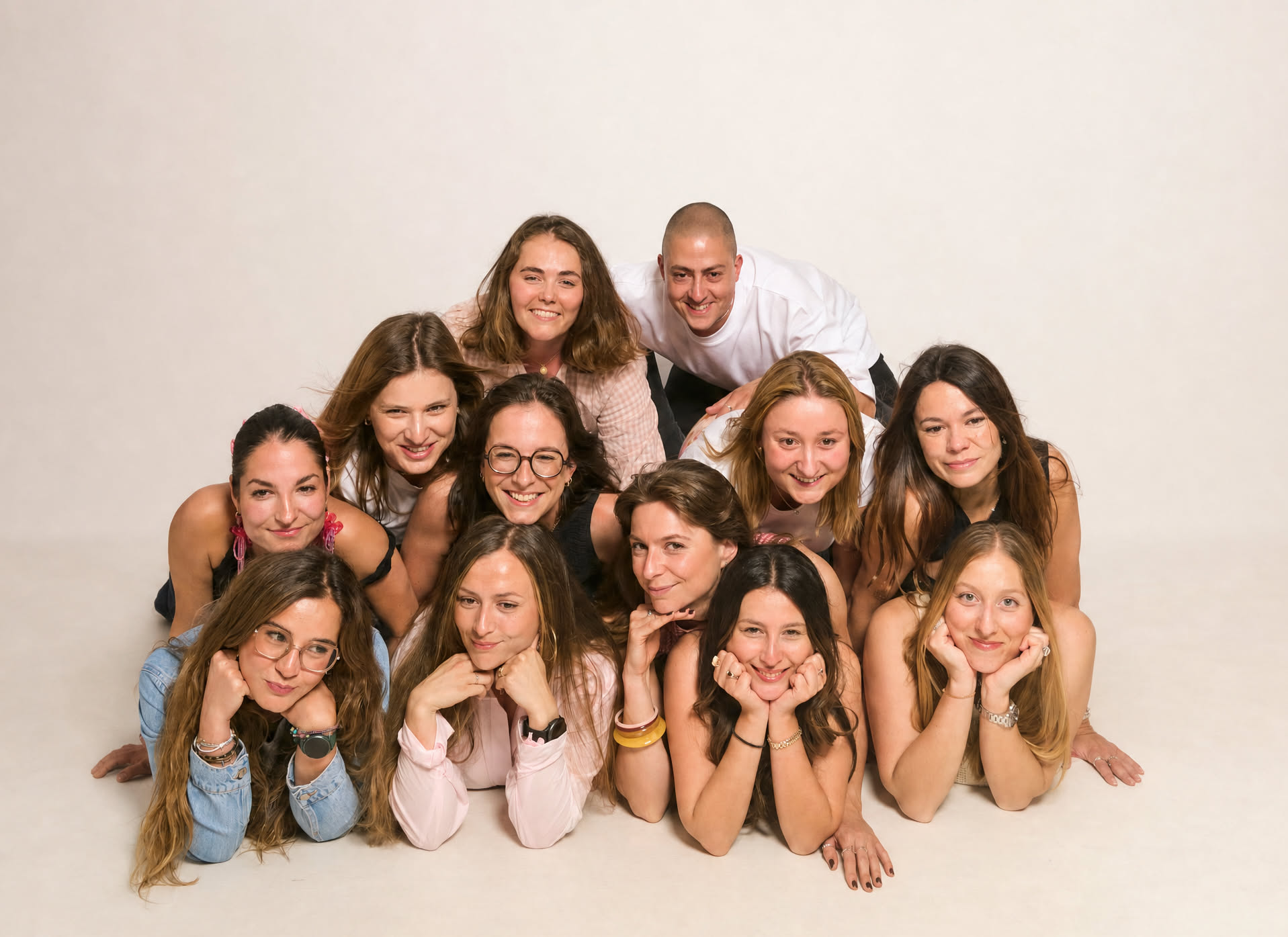 Amigas tumbadas posando juntas como recuerdo de su despedida de soltera en Barcelona