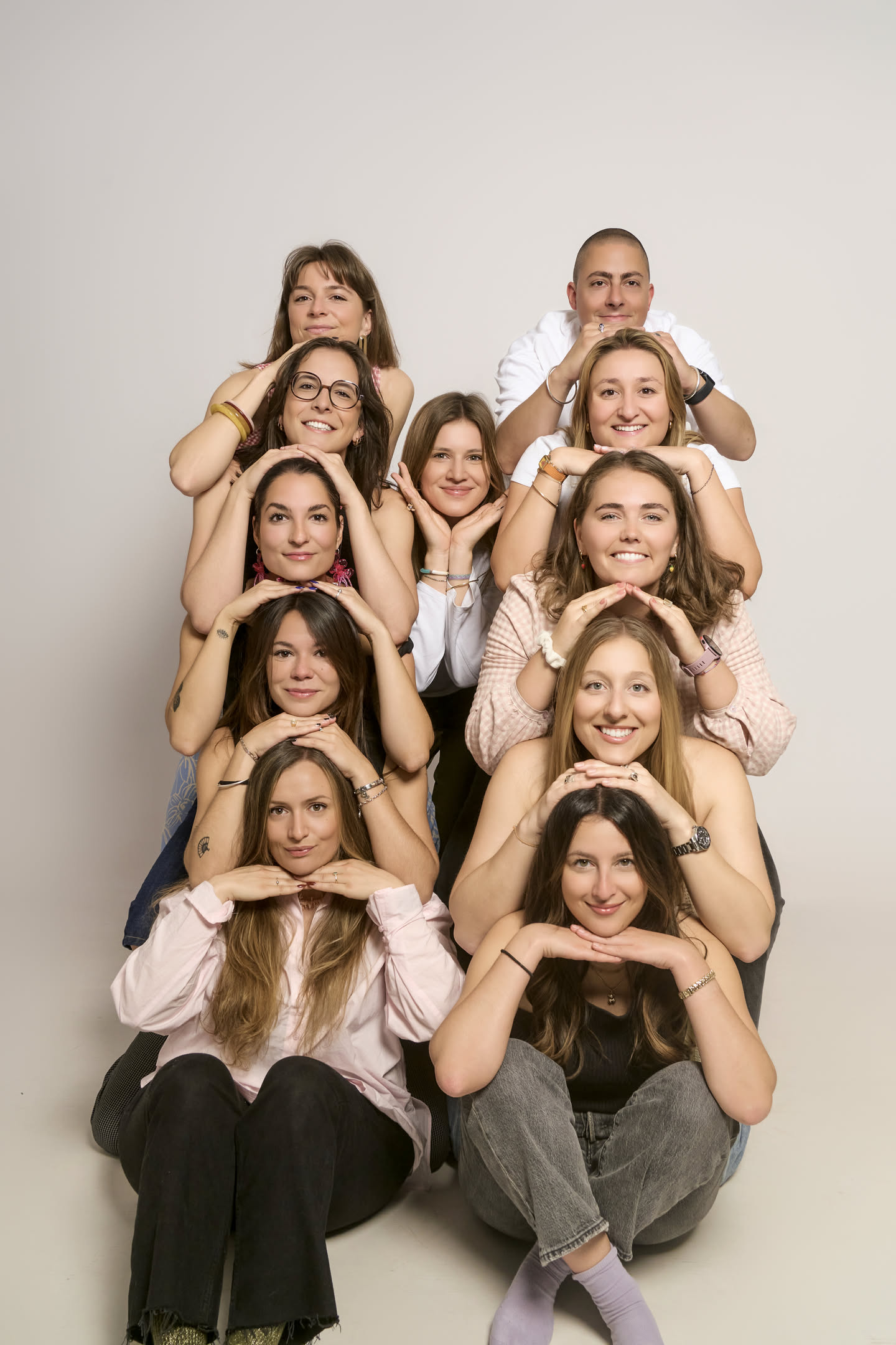 Pirámide de amigas en una pose coordinada, juego de grupo en una despedida de soltera