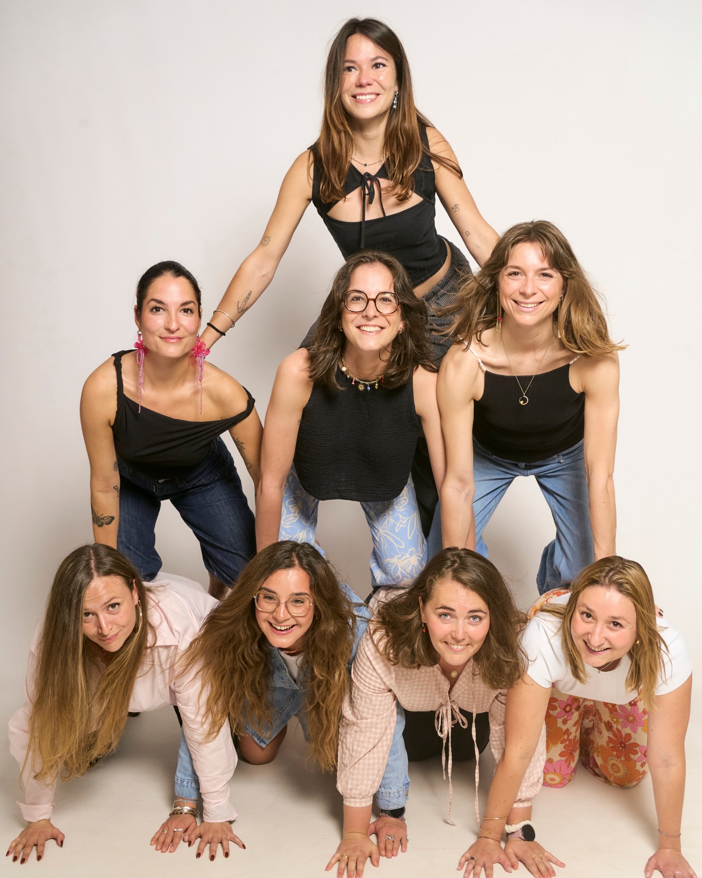 Grupo de amigas en una despedida de soltera en casa, relajadas en un espacio amplio a cubierto en Barcelona