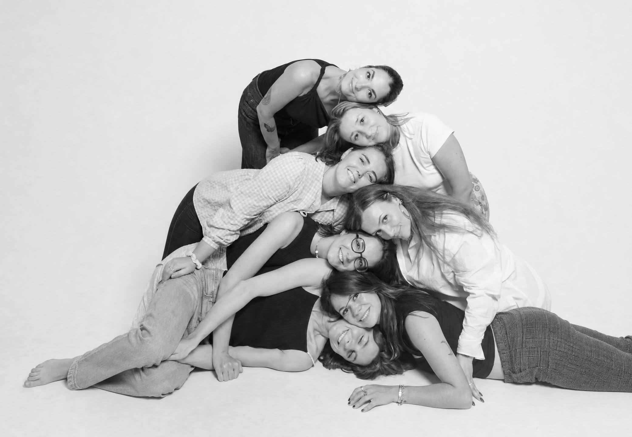 Recuerdo en blanco y negro del grupo de amigas en su despedida de soltera en Barcelona
