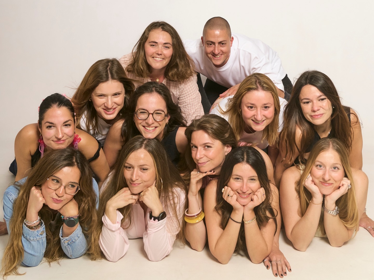 Grupo de amigas riendo juntas, el recuerdo de una despedida de soltera en Barcelona