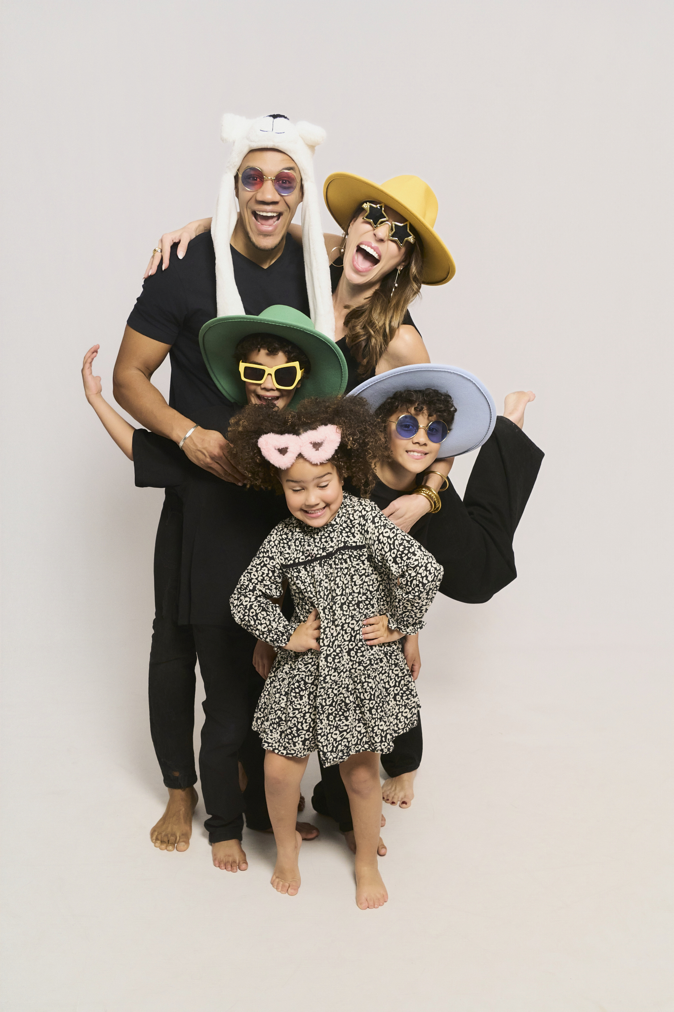 Familia con atrezo haciéndose fotos de Navidad sin fotógrafo en Barcelona