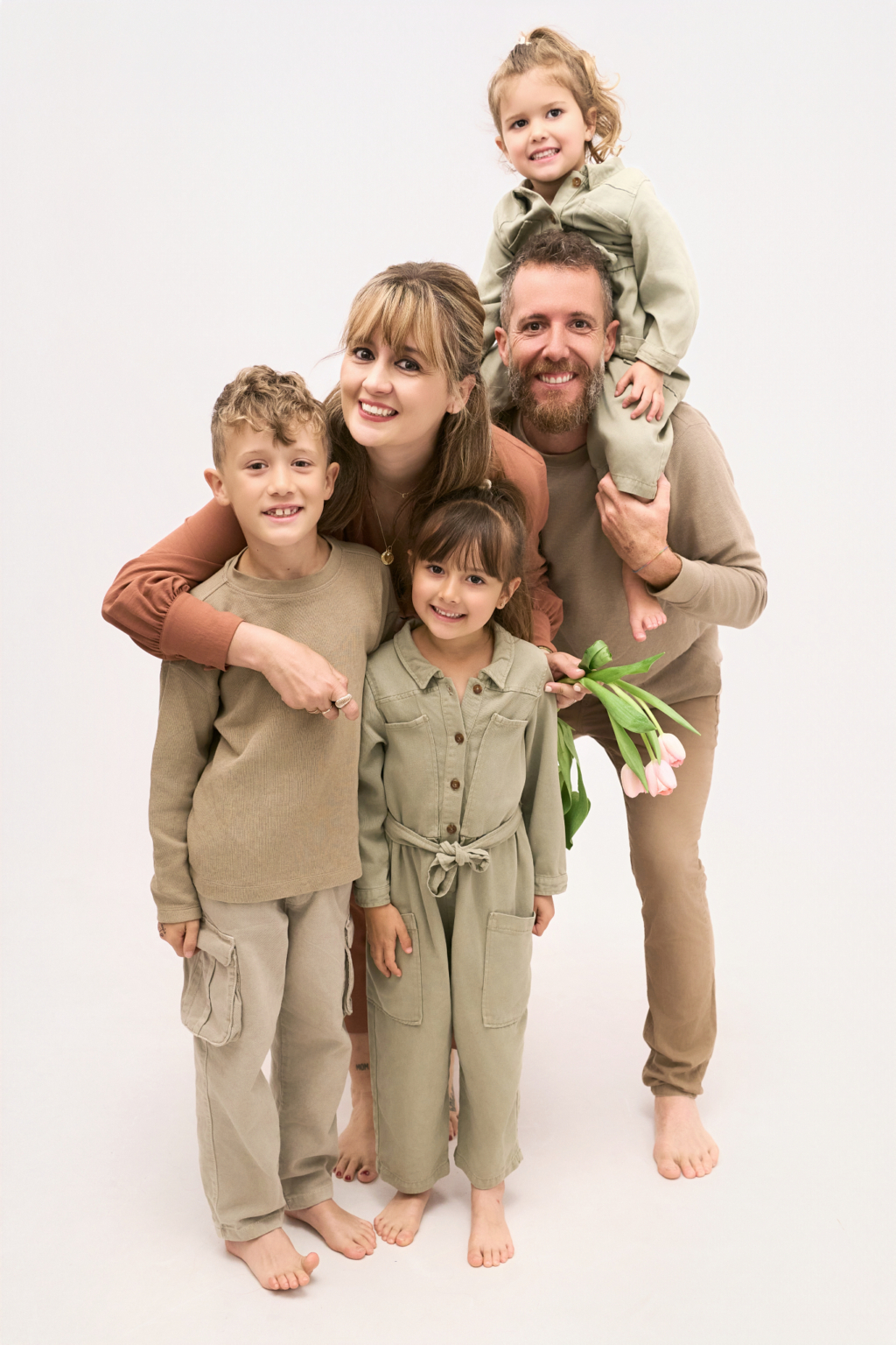 Familia con niños vestida en tonos tierra, oliva y terracota