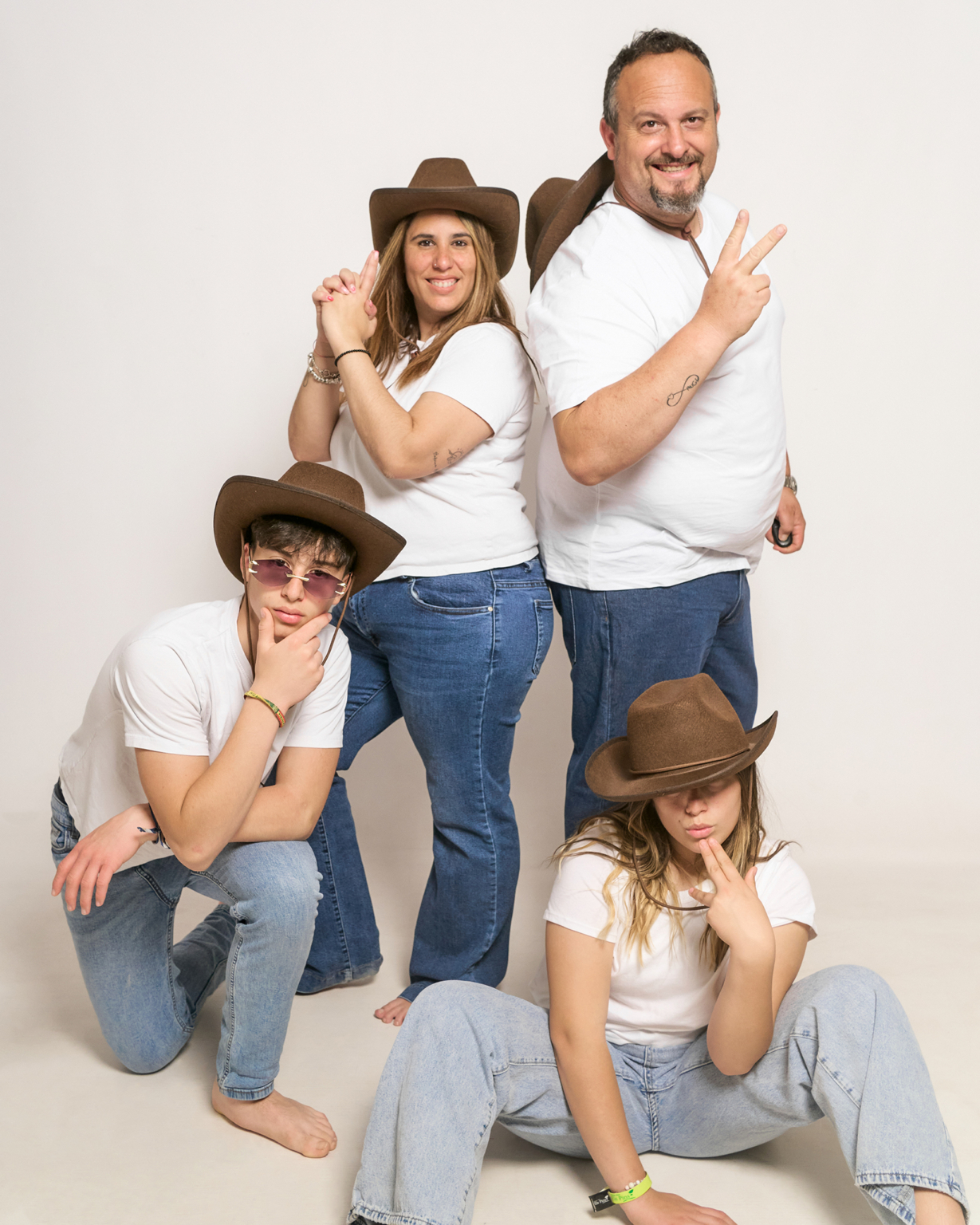 Grupo en blanco y denim con sombreros como props
