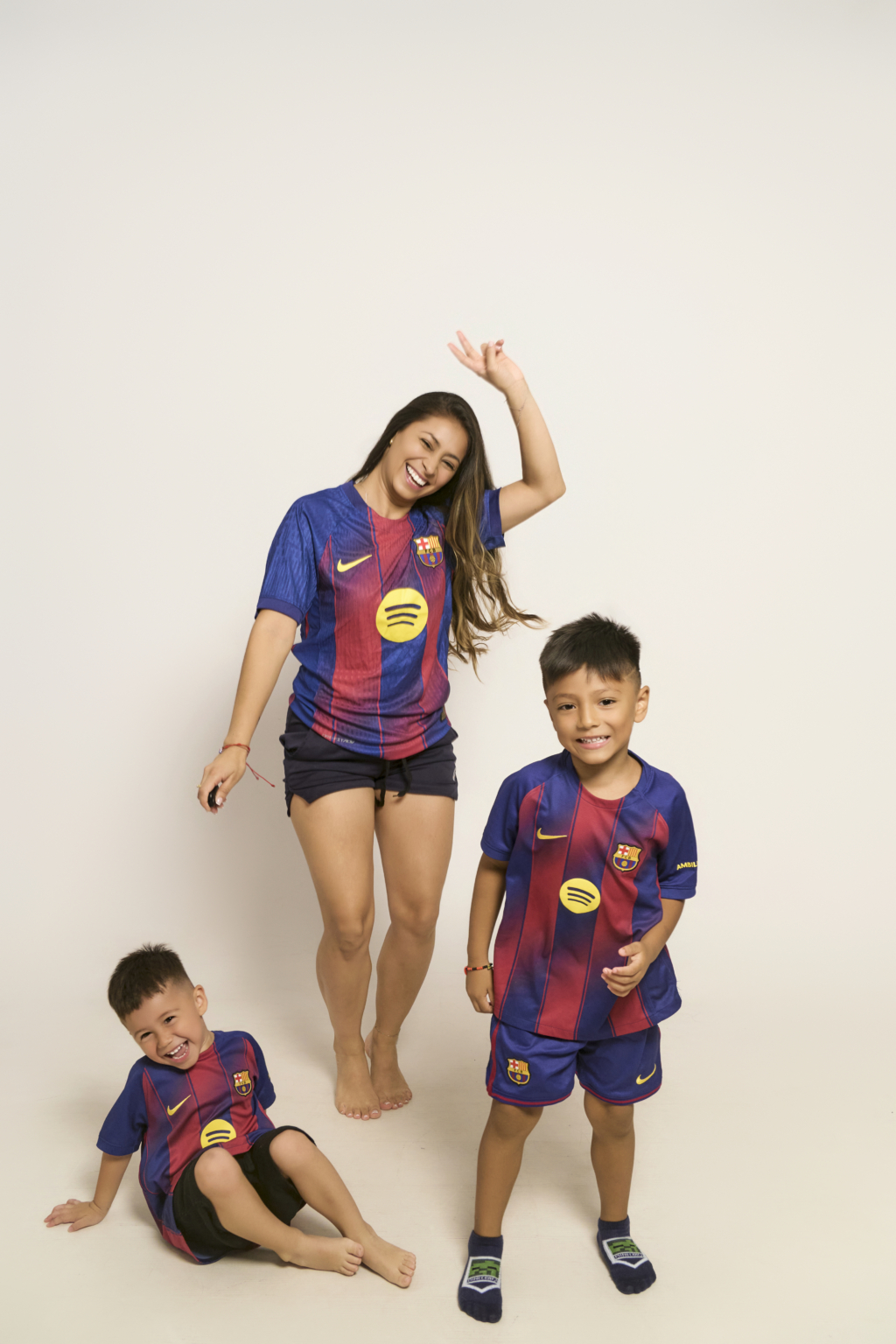 Niños con la camiseta del equipo de fútbol en una sesión de fotos temática