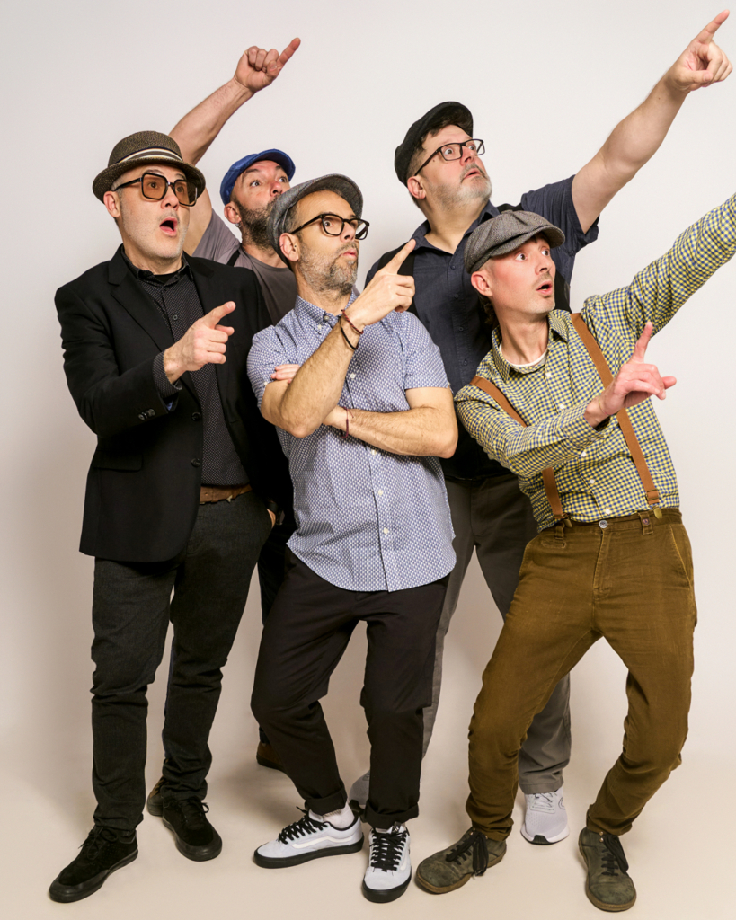 Grupo con concepto retro: sombreros, tirantes y americanas