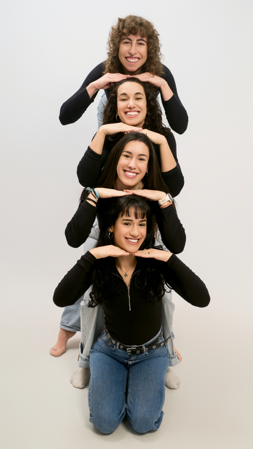 Amigas en negro y vaquero formando una columna