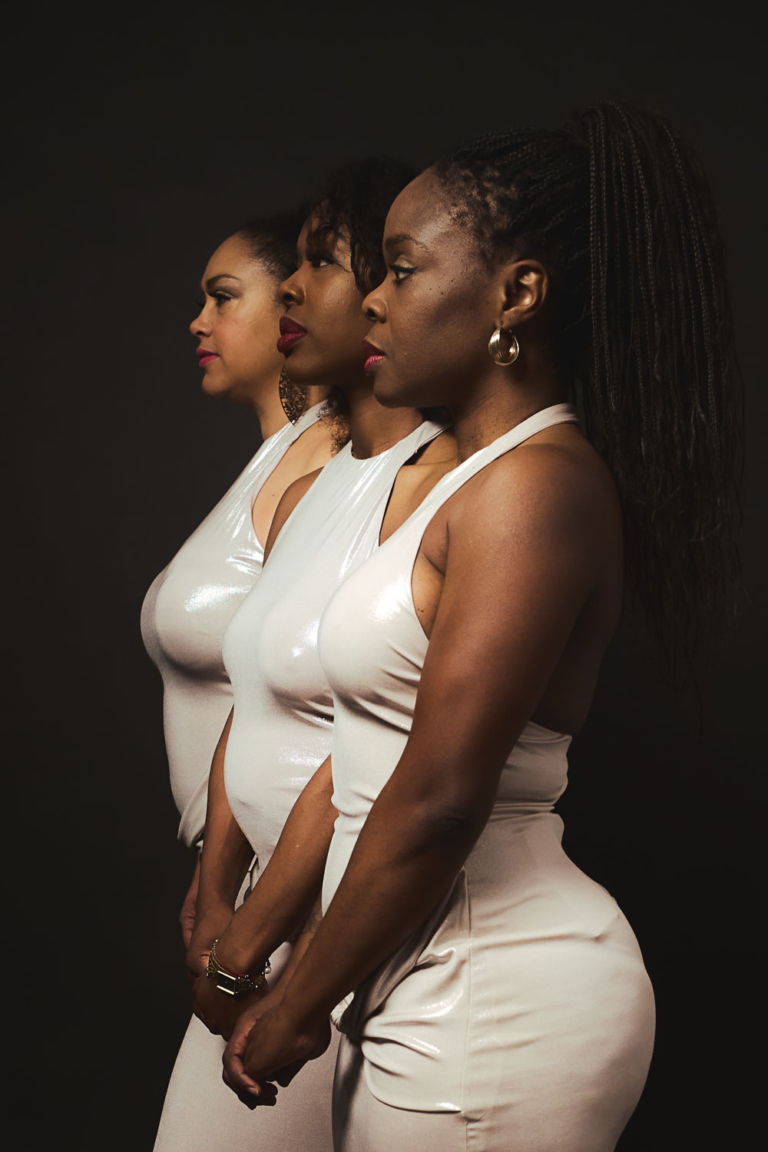 Mujeres de blanco sobre fondo oscuro de estudio