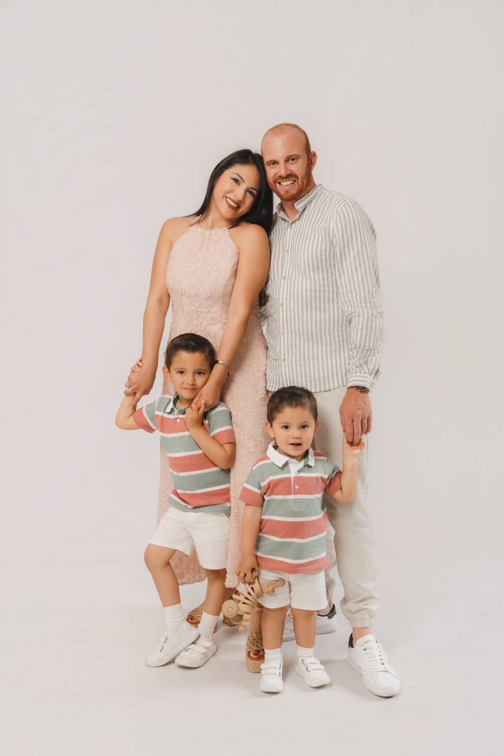 Niños con polos de rayas coordinados con los colores de los padres