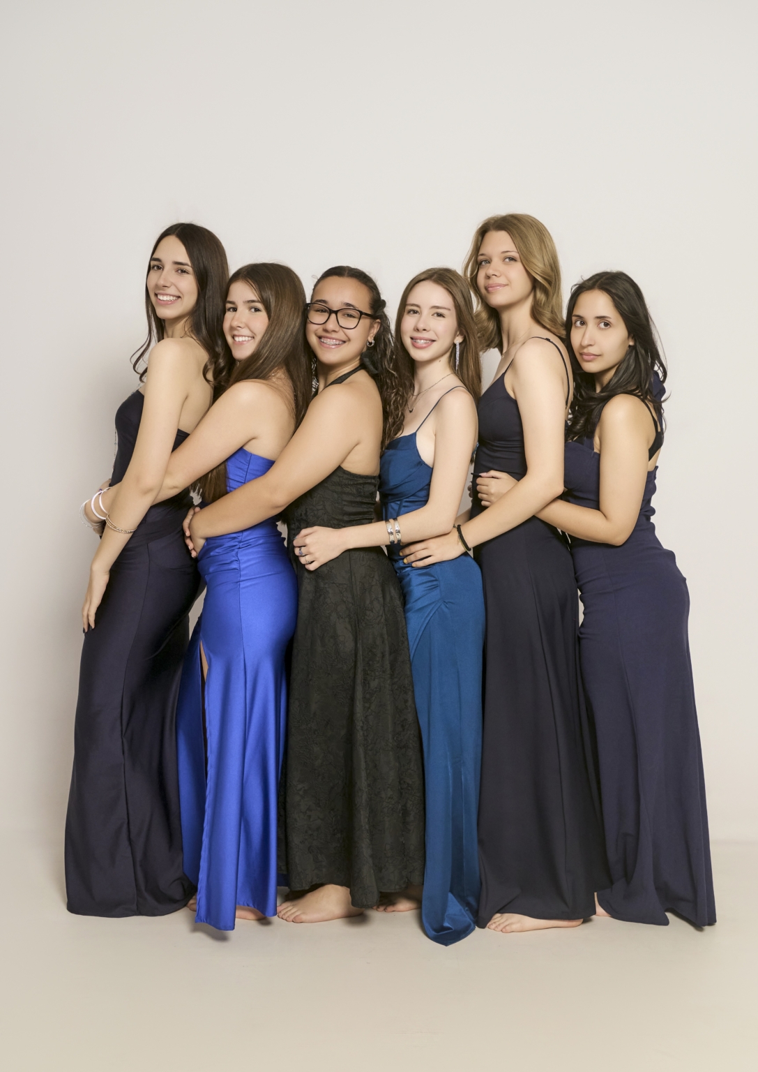 Grupo de mujeres con vestidos largos en gama azul y negra