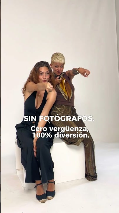 Friends photo session at YOULO Barcelona — what it's like inside the studio