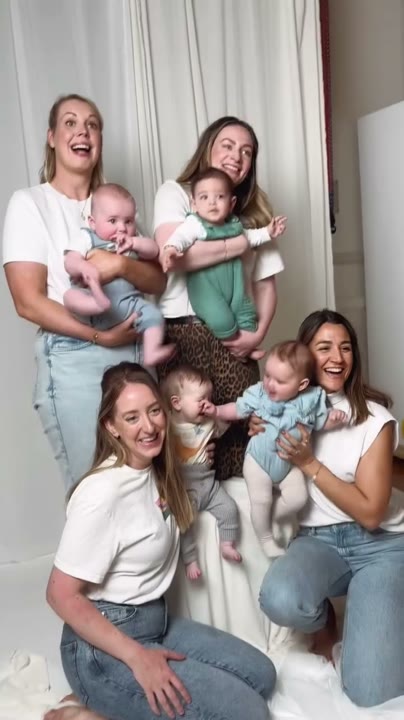 Mamás con sus bebés haciéndose fotos en el estudio YOULO