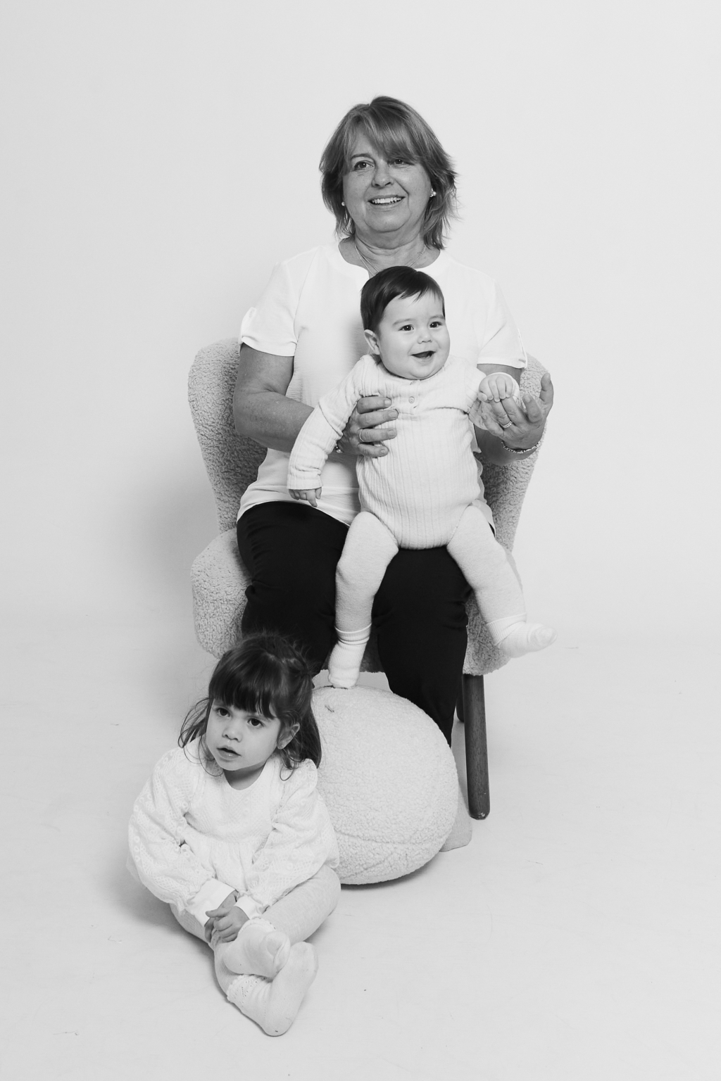 Abuela con su nieto bebé en una foto de estudio en YOULO