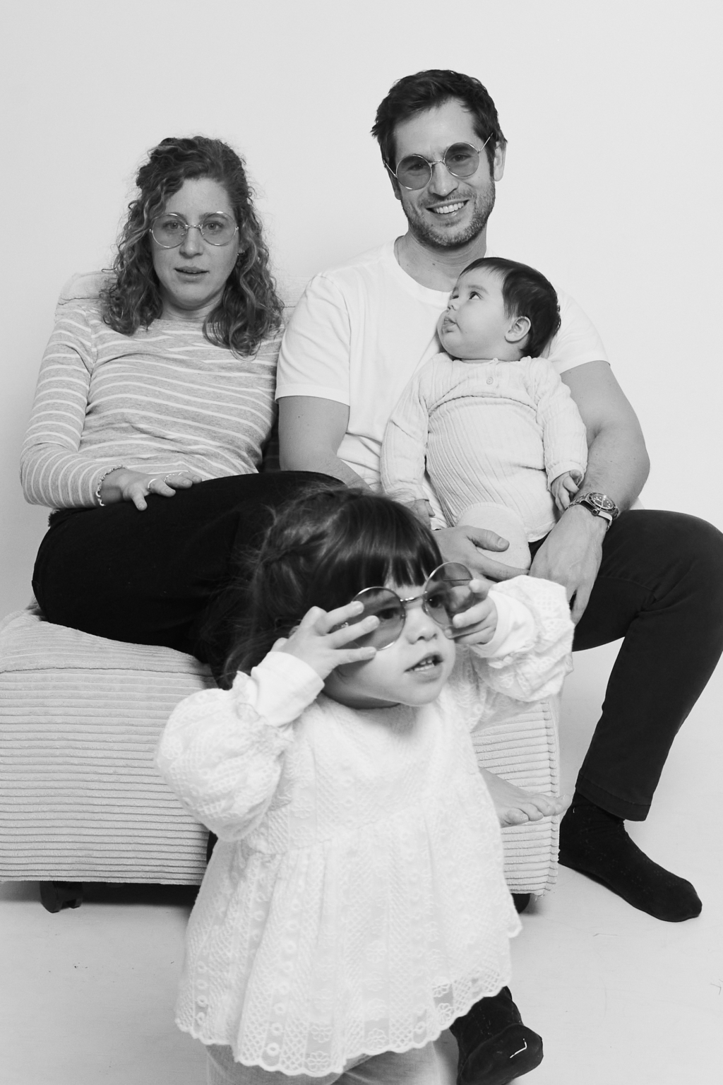 Familia con su bebé y la hermana mayor en el estudio YOULO