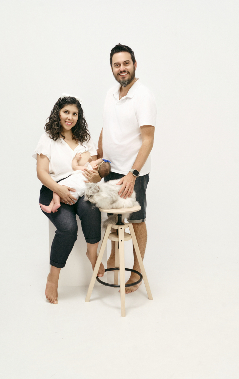 Padres con su recién nacido en una sesión de fotos en YOULO
