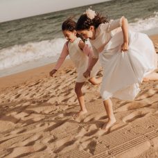 fotos de comunión divertidas en la playa, dos hermanas