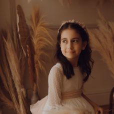 foto de comunión en estudio de niña